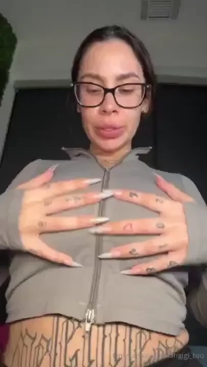 Babeeeeeeeee can you help me talk all these damn clothes off im trying 