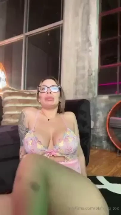 Sooo you came allll the way here to watch me fuck myself great now sit 