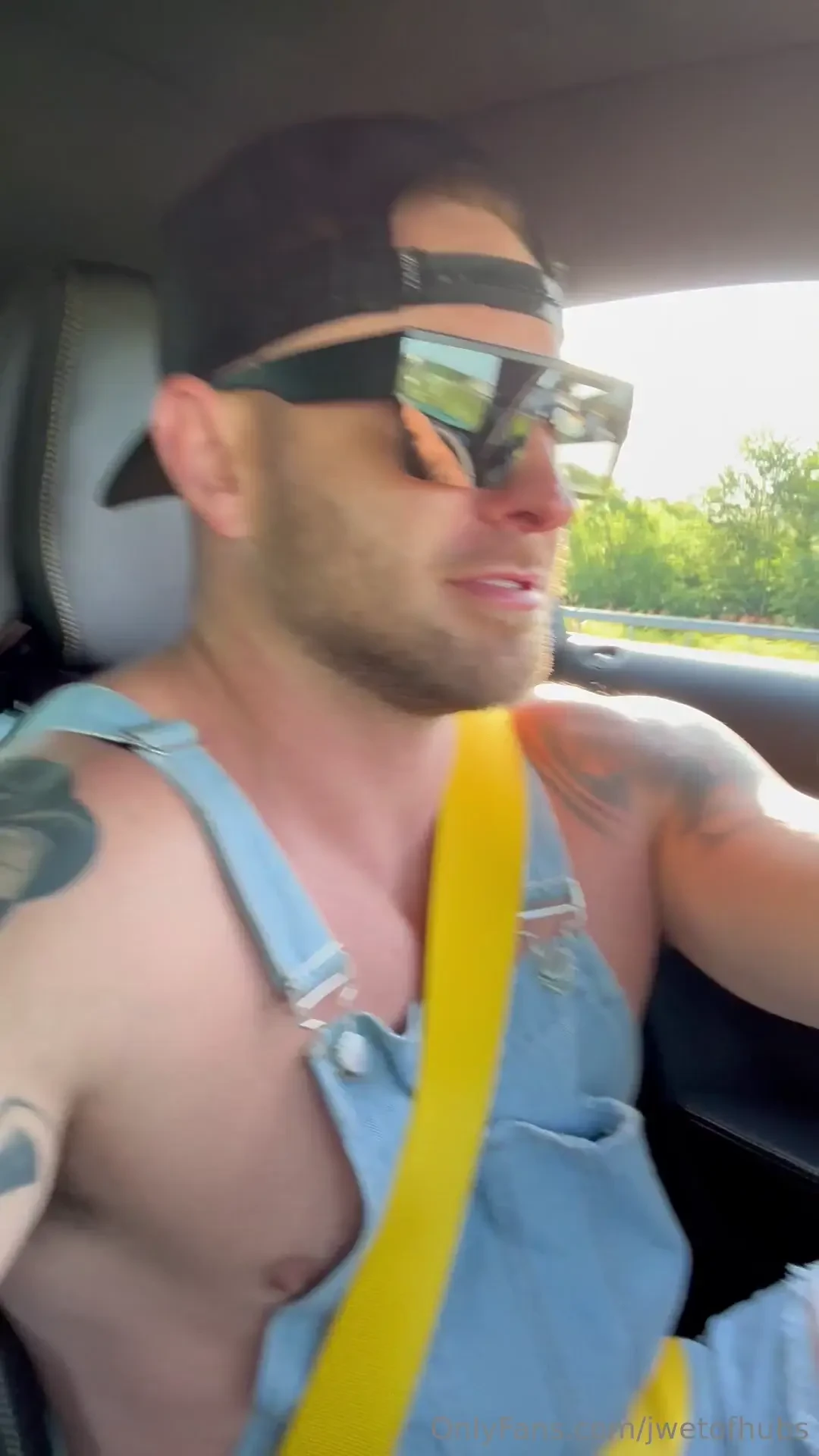 Just a random driving clip anyone who wants me to fuck their wife or 