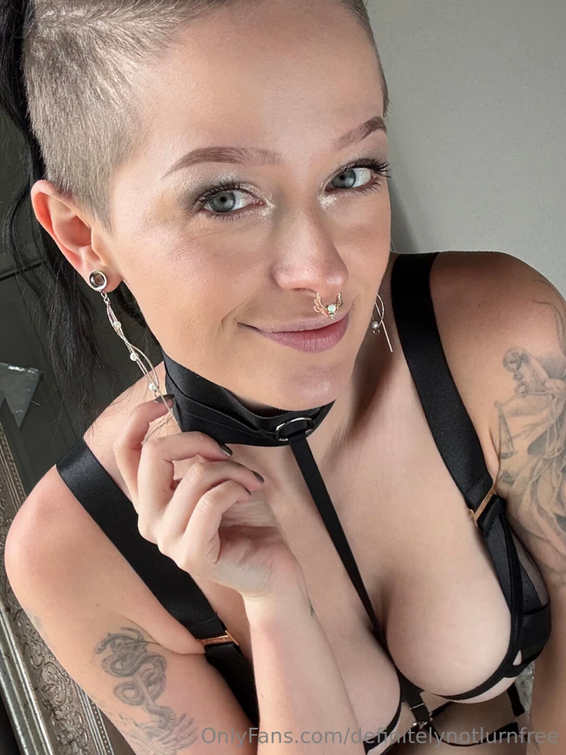This set make me feel so sexy i love my piercings peeking through so 