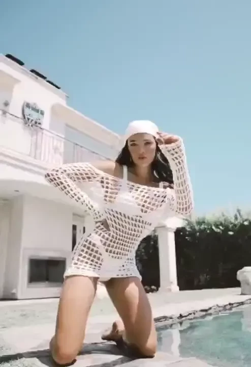 Posing here are some behind the scenes of how the pose looks vs how 