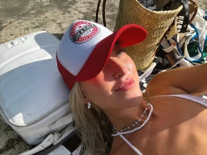 Do i look cute in hats part 2