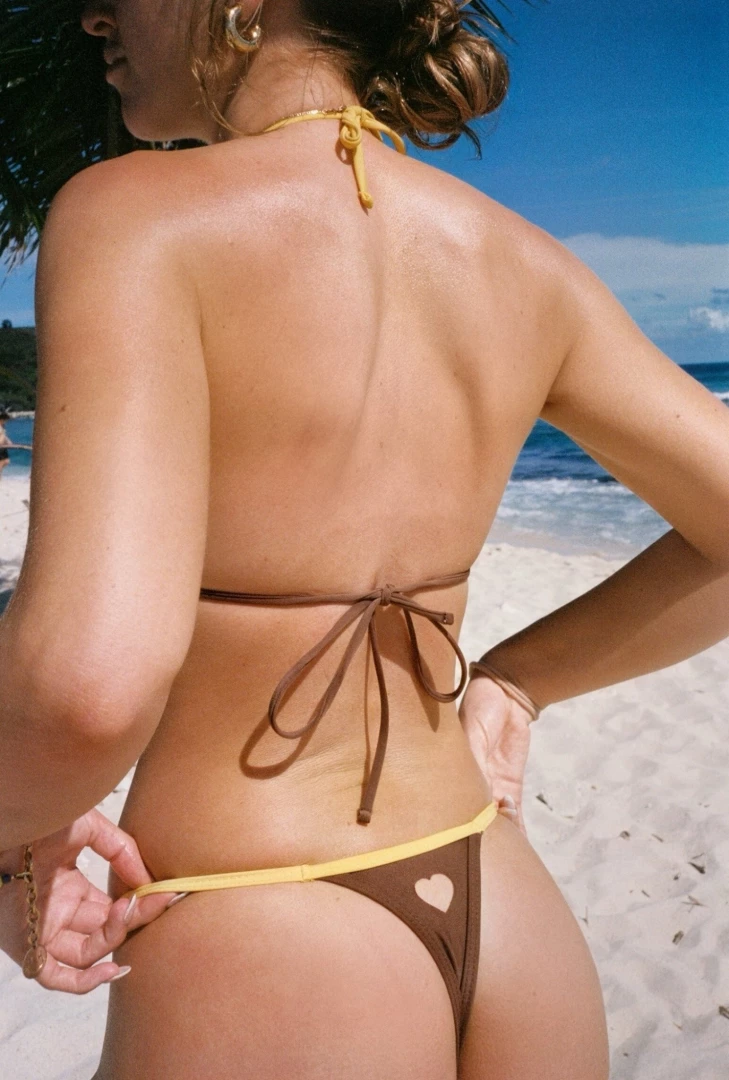 Itty bitty tan lines onlyyy 