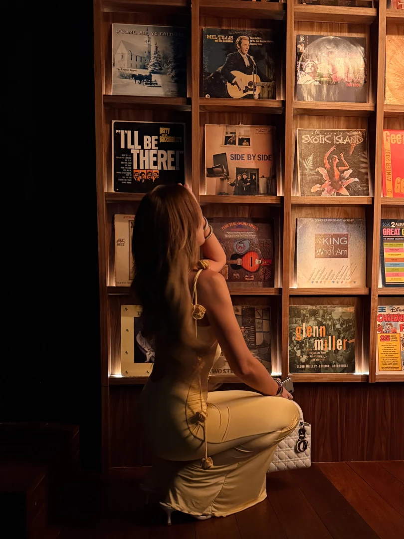 Girl put ur records on 