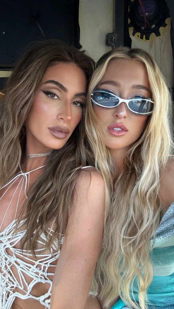 Every blonde needs her brunette bestie 