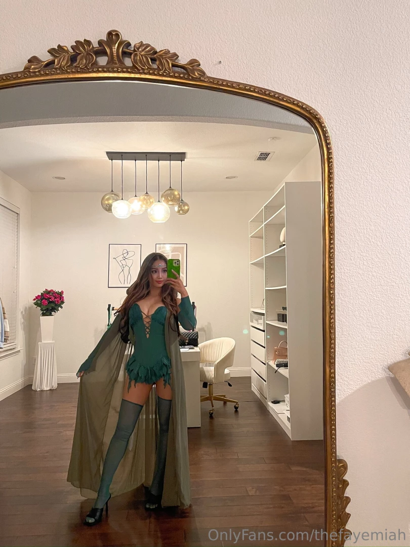 My costume arrived late so here it is dm me poison ivy if you want to 