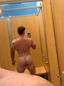 How would you like to walk in on a tatted gym bro in the dressing room