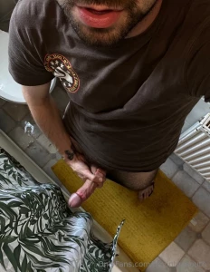 This is how all men should grab their cocks firm and steady hand be