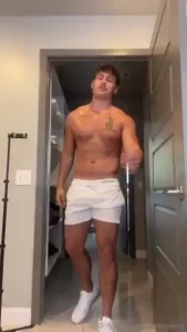 I have a nude version of this message me if you want it
