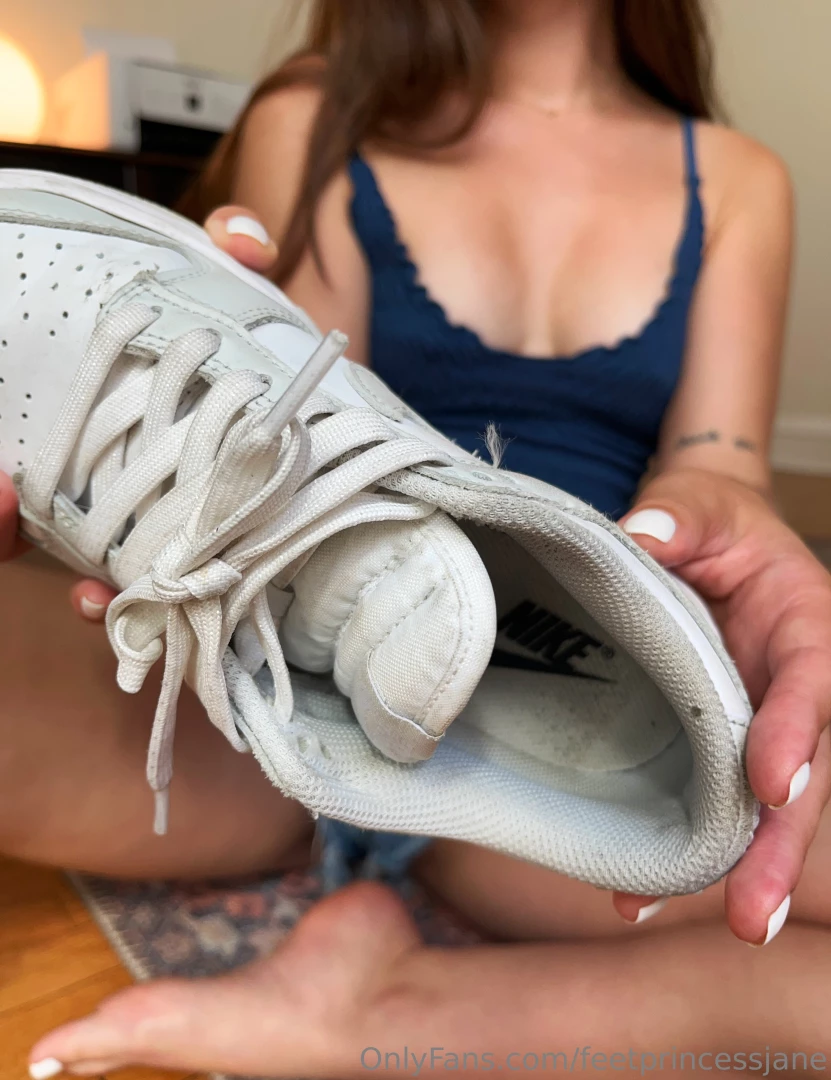 Who here loves smelly sneakers part 3 