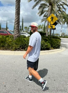 Hey i m walkin here