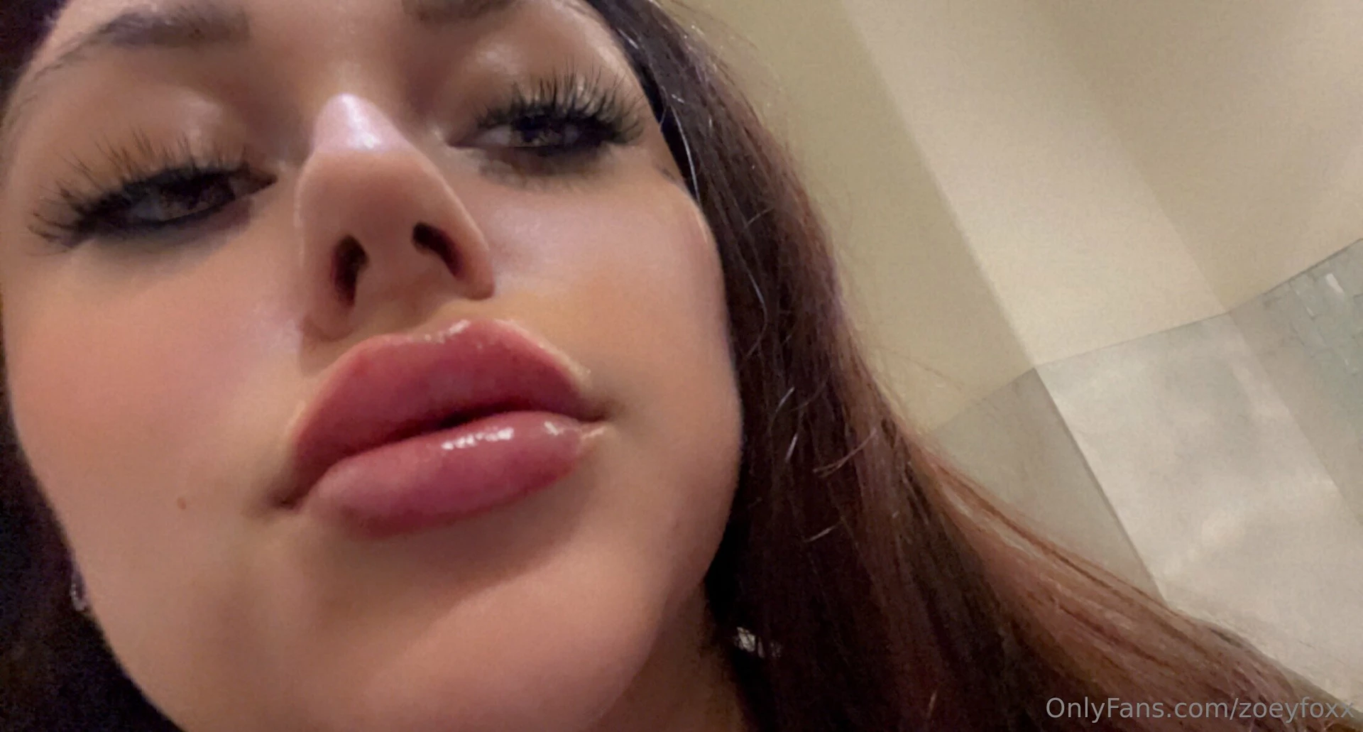 I m going to a friendsgiving today with these phat swollen lips her 