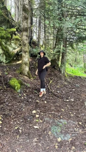 Hiker girl spotted might wanna check your dms