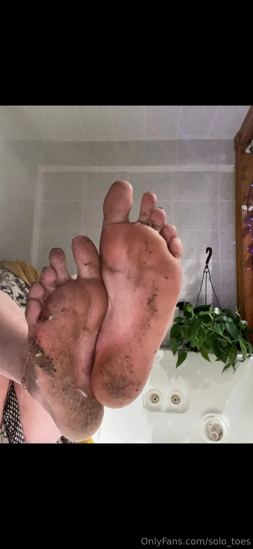 Wiggling my filthy feet for you telling you how to jerk it 