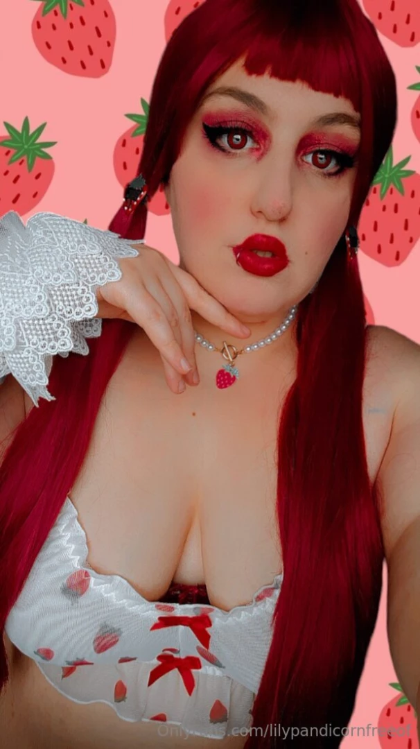 Strawberry girl disponible ici https onlyfans com lilypandicorn 