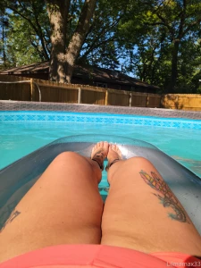 Floating drinking and tanning