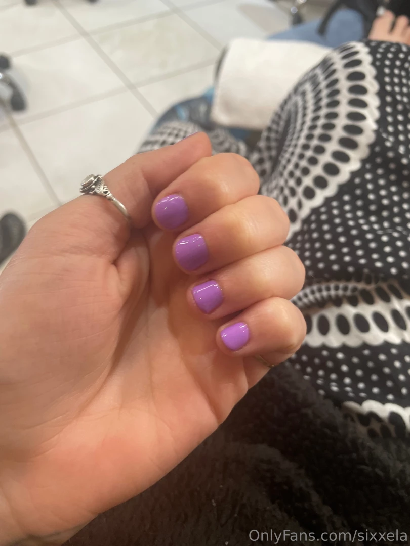 I went with a summery purple i got short nails so i can start digging 