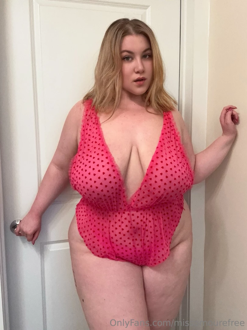Do i look hot in hot pink tell me at https onlyfans com amouredelavie 
