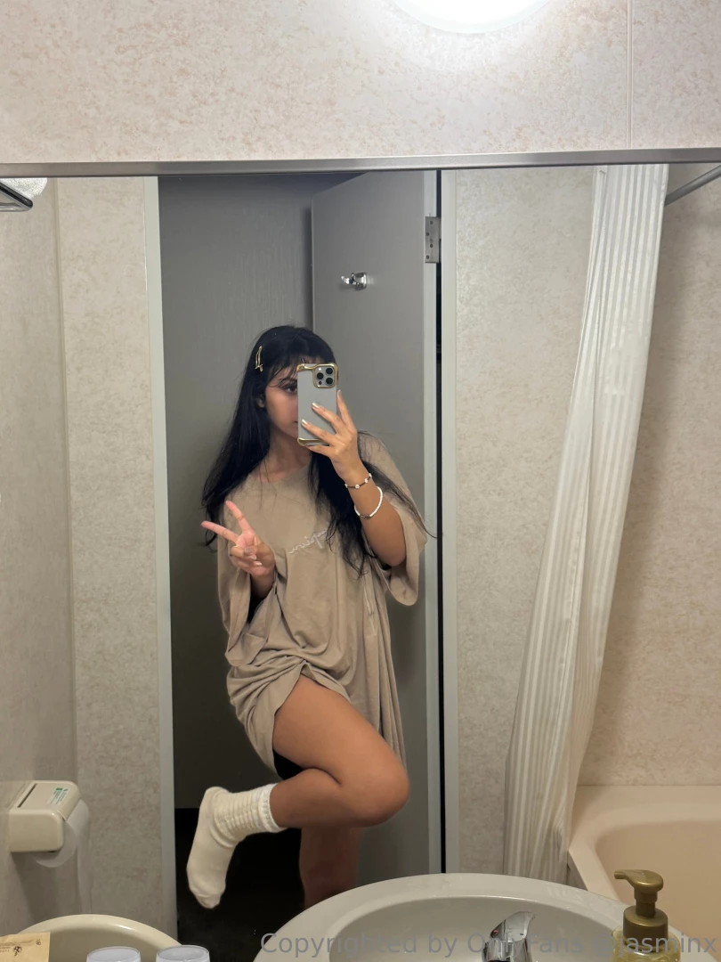 Thought my hotels bathroom was cute here is a lil on off swipe part 1 