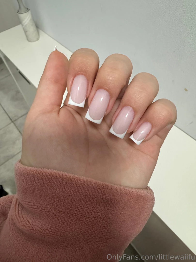 A little bit about me look at my manicure do you want to scratch my 