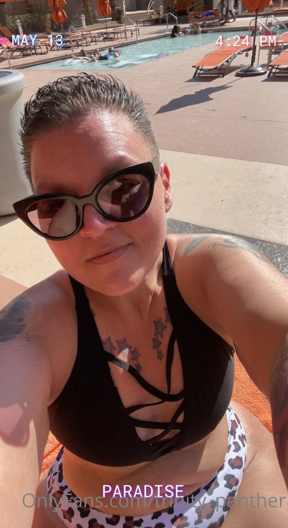 Chillin in the cabana in vegas livin my best life w my fav family 