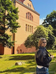 Turning around like i forgot something but it s just me realizing i