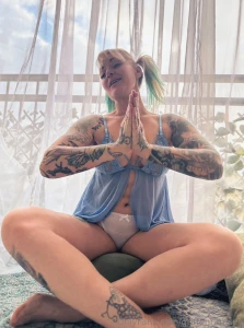 Day 17 of the panty advent-ture and this one s free and easy just like part 5