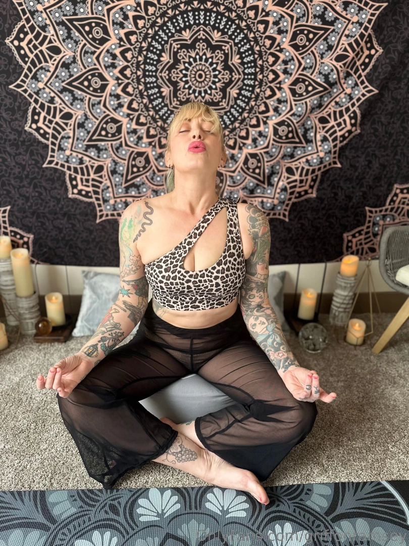 Midnight has arrived and so has my mesh pants yoga session turns out 