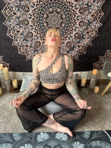 Midnight has arrived and so has my mesh pants yoga session turns out