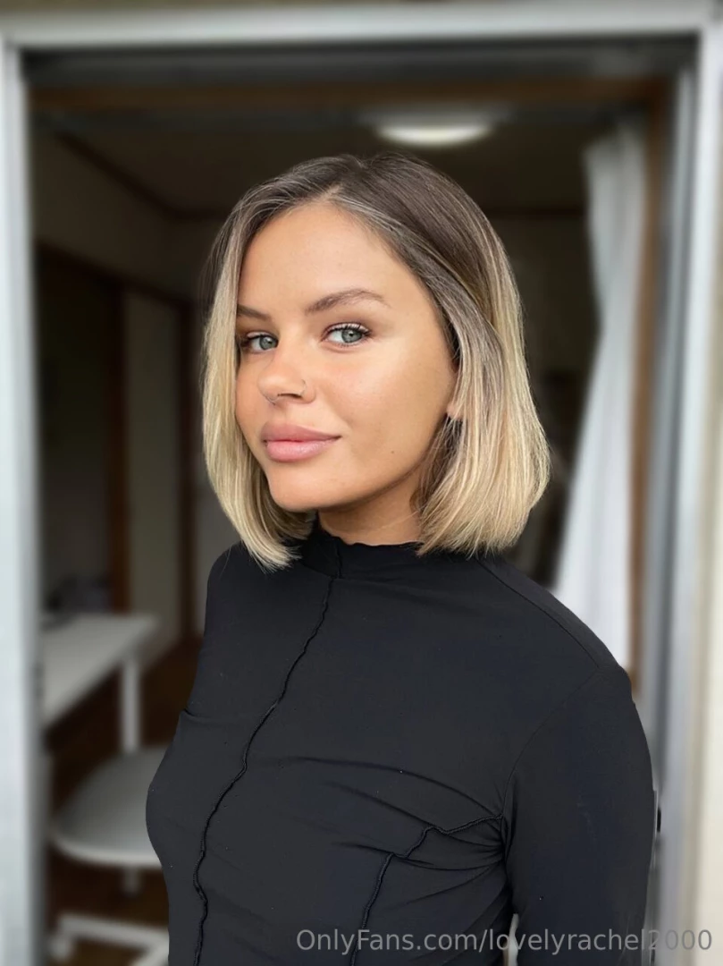 I think this bob haircut really suits me it feels fresh and stylish 