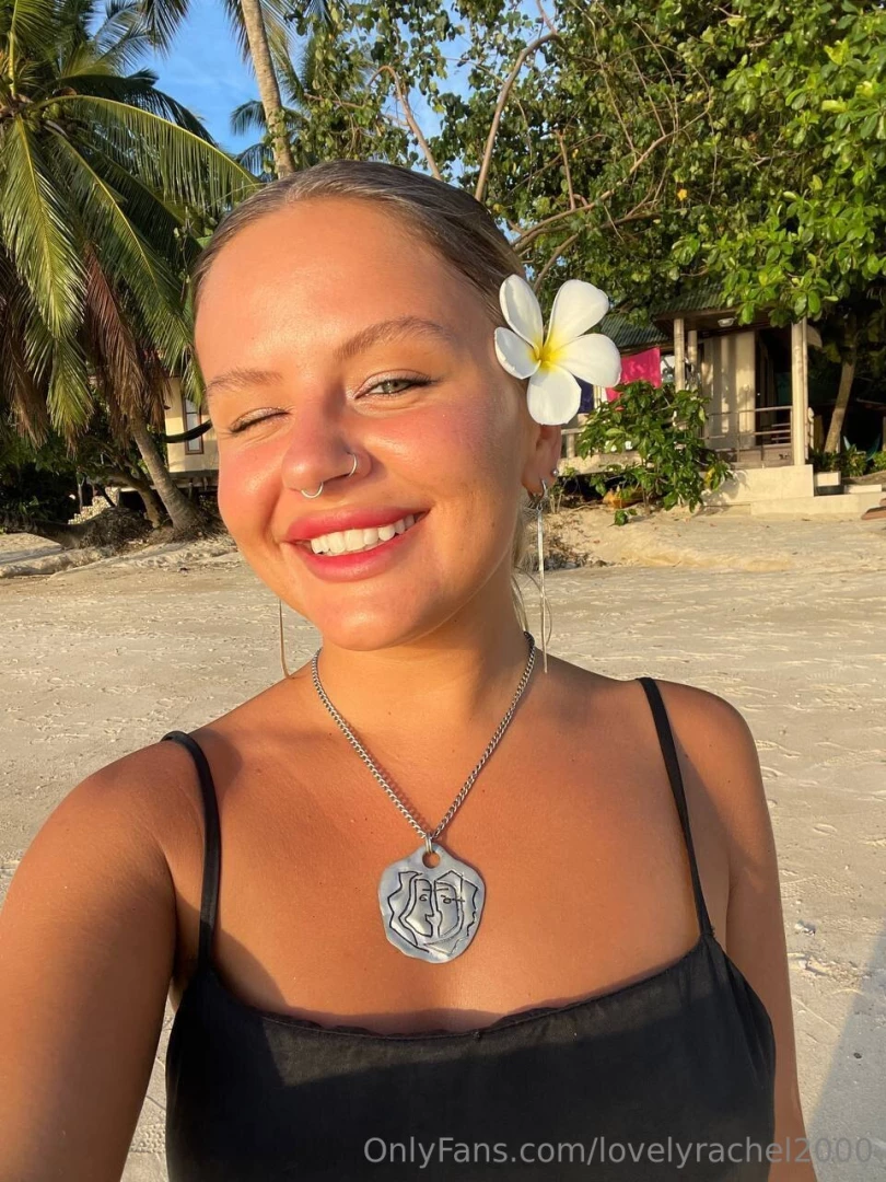 Today i decided to add a little extra beauty to my day with a flower 