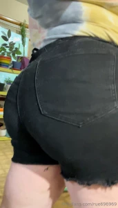 Mmm this ass is looking juicy on these shorts