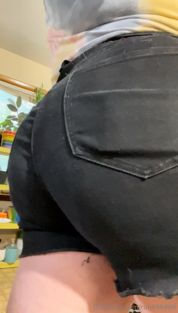 Mmm this ass is looking juicy on these shorts part 1 
