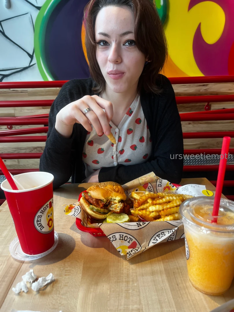 I tried dave s hot not chicken for the first time it was delicious yes part 6 