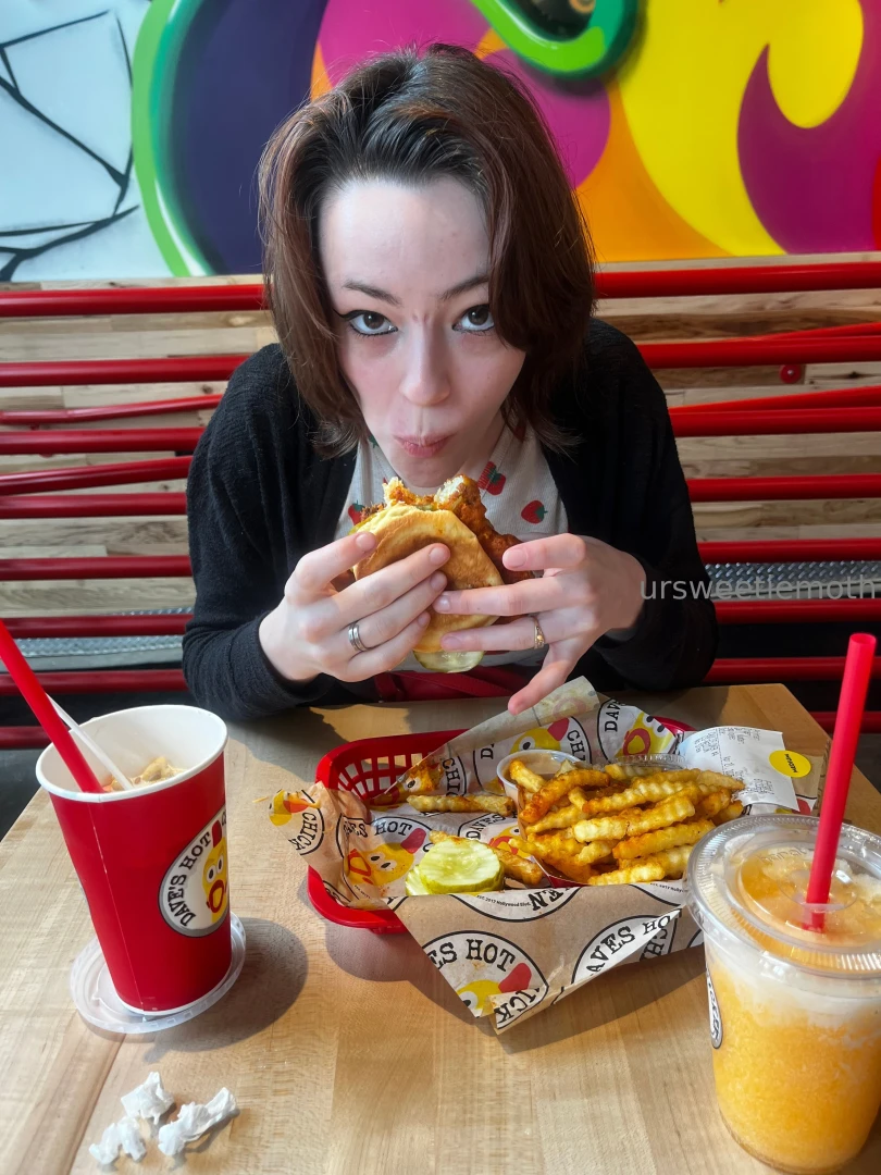 I tried dave s hot not chicken for the first time it was delicious yes part 1 