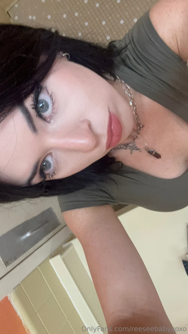 Tispy bafroom selfie what r yall doing 