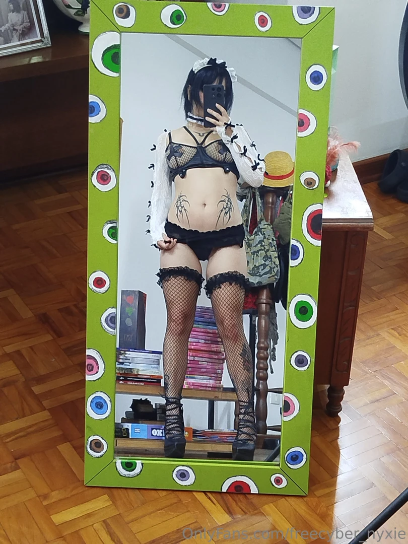 The goth maid you ordered has just arrived what will you make me do 