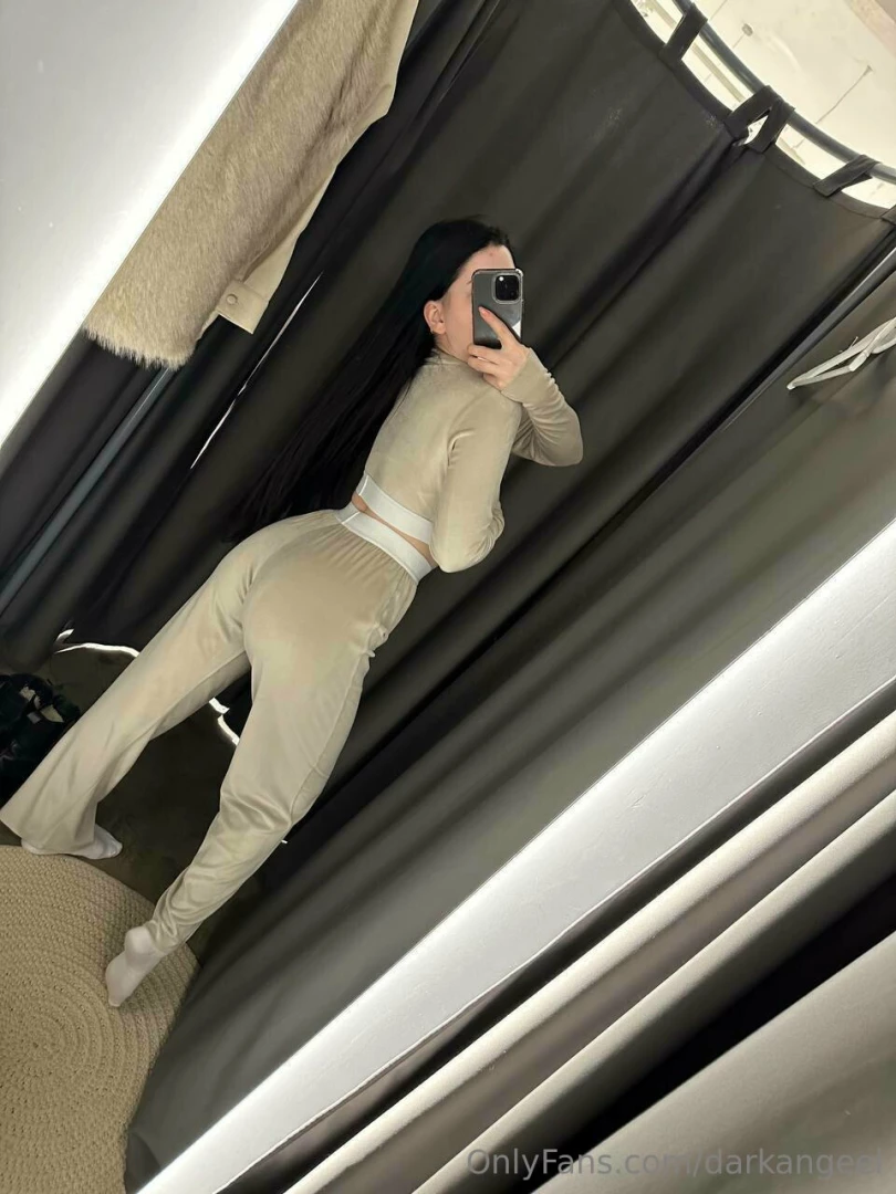 Walked around the mall a little bit today and tried on some outfits 