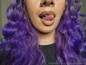 I d rather be smearing my lipstick