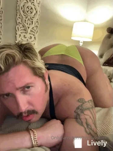 Love to see you back there spreading those cheeks 