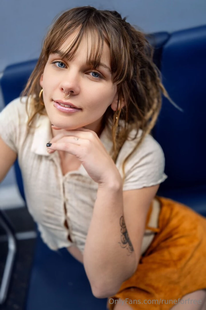 Good girls get naughty on the metro 