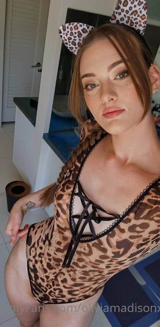 Obsessed with this cat-woman look i got to keep this outfit 