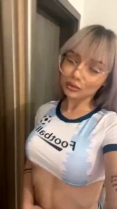 In 20 minutes i will be on live stream the entrance is 5 come here and