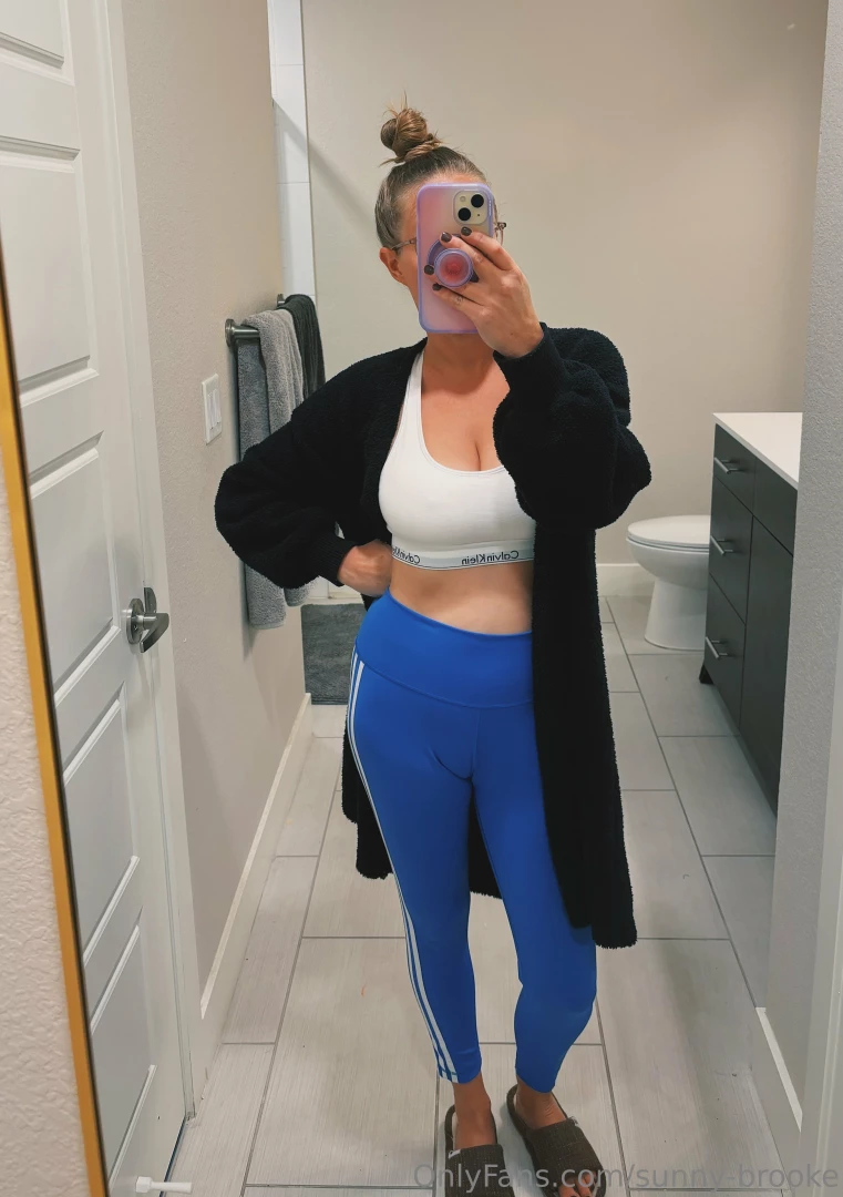 Wednesday vibes it s the middle of the damn day and i m still in a 