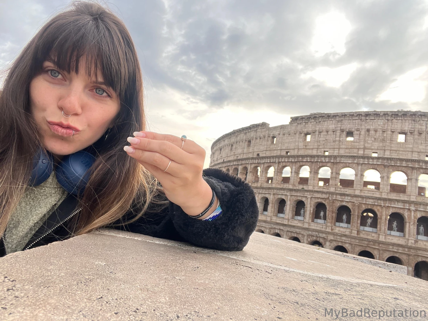 El coliseo y yo les mandamos saludos the coliseum and i say hello 