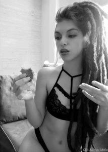 El tbt de hoy es una foto de mi epoca con rastas pq estaba posando con