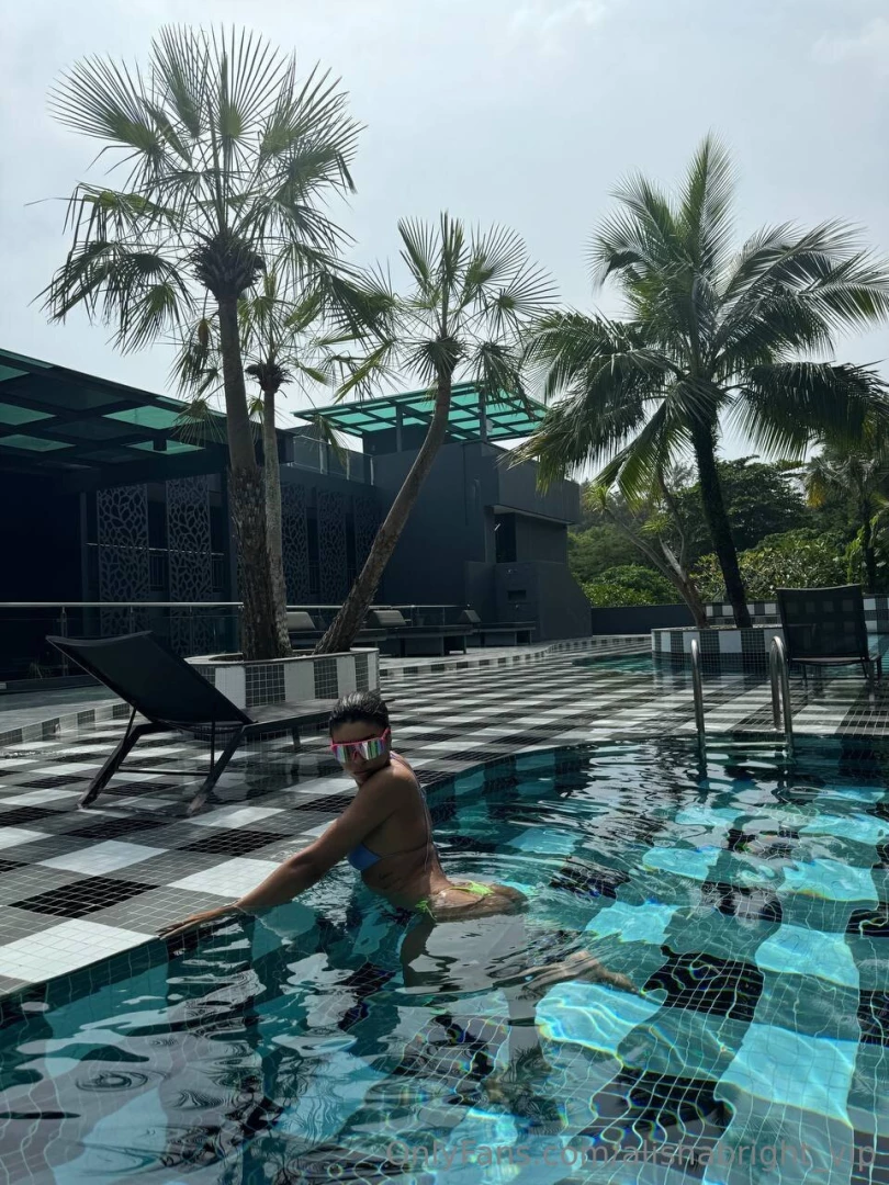 Photos in the pool are always about lightness freshness and the 