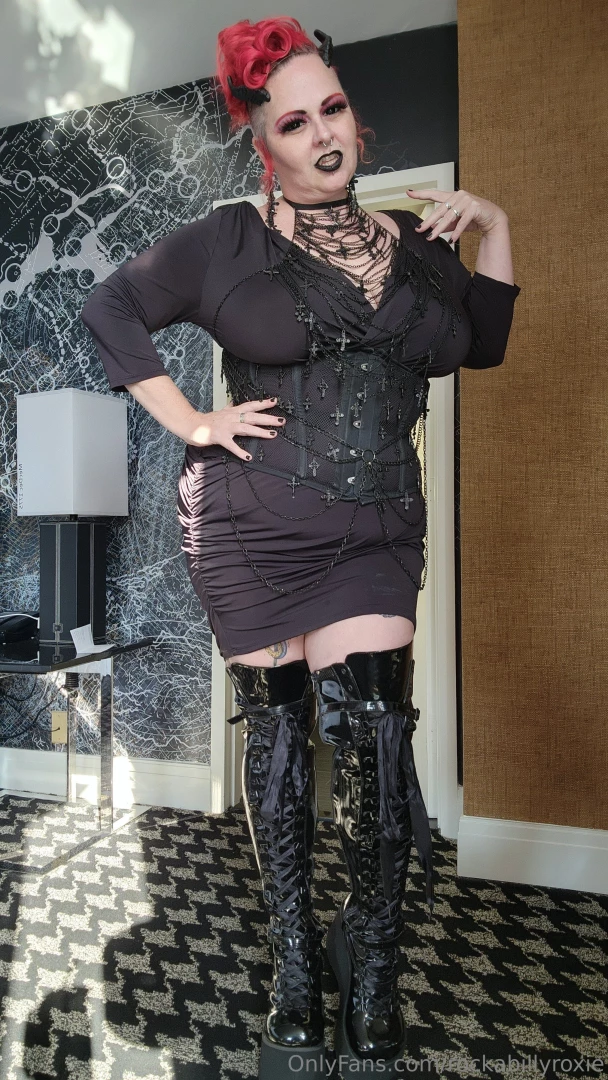 Fall to you knees and worship 