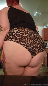 Selfie drop some backs shots and giving you a little something nasty