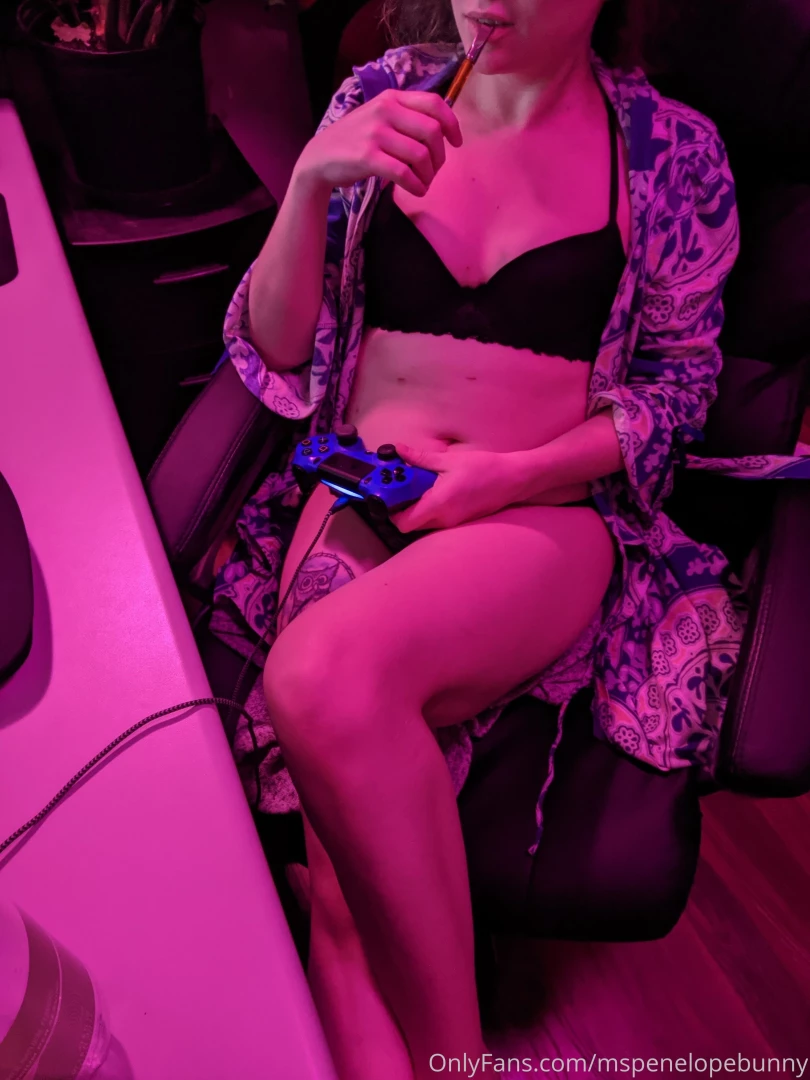 I know you wanna cum play with me 